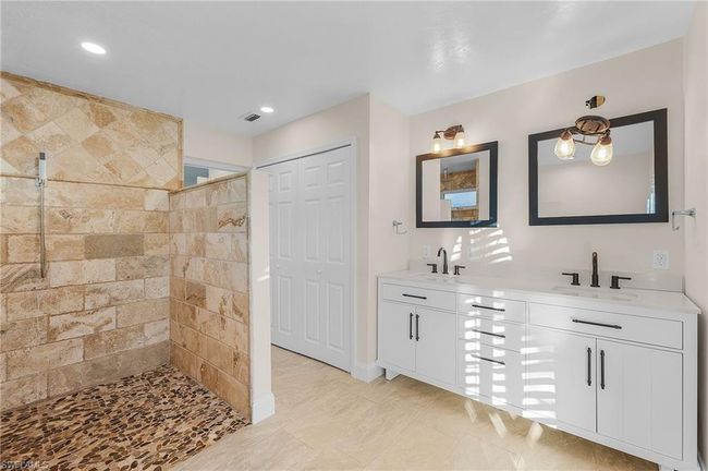 Primary Bathroom | Image 16