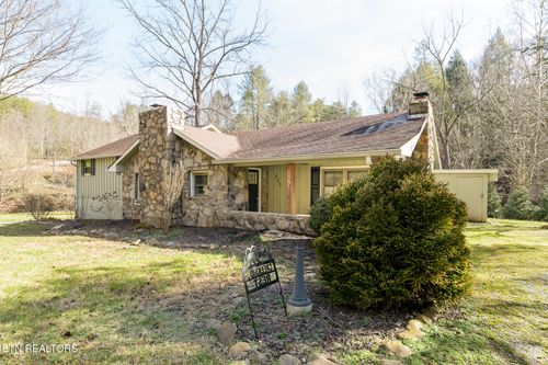 827 Mill Creek Rd, Pigeon Forge, TN, 37863-4546 | Card Image