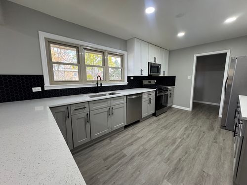 5651 W 97th St, Oak Lawn, IL, 60453-2873 | Card Image