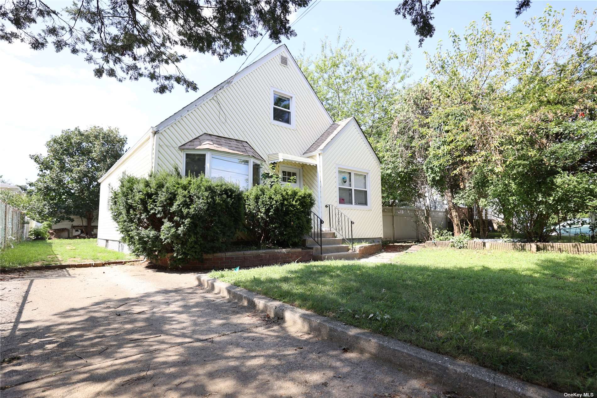 3rd Ave, Westbury, NY 11590