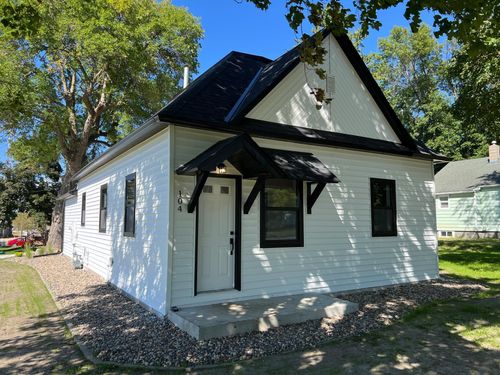 104 6th Ave E, Ellendale, MN, 56026-1033 | Card Image