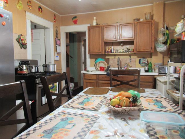137 Clifford St, Home with 6 bedrooms, 3 bathrooms and null parking in Bridgeport CT | Image 9