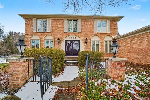 6807 Johnathon Dr, Troy, MI, 48098-2271 | Card Image