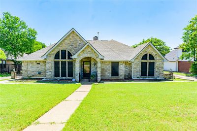 Gorgeous kept front yard street view | Image 1