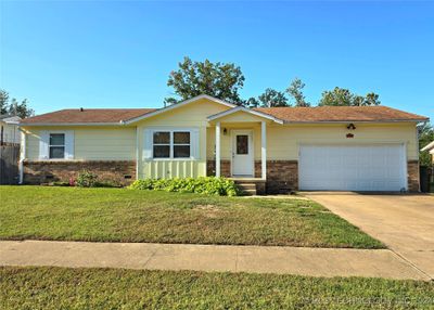 156 Granada Drive, House other with 4 bedrooms, 2 bathrooms and null parking in Mannford OK | Image 1