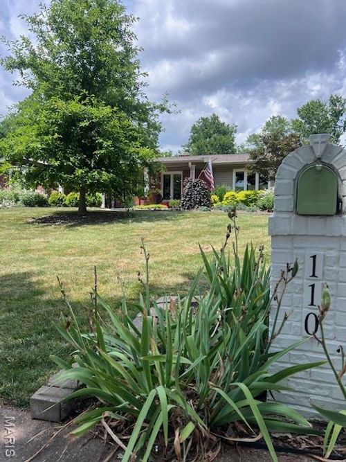 110 Old Oaks Dr, Ballwin, MO, 63011-2705 | Card Image