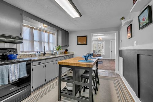 909 W 1st St, Dickson, TN, 37055-1103 | Card Image