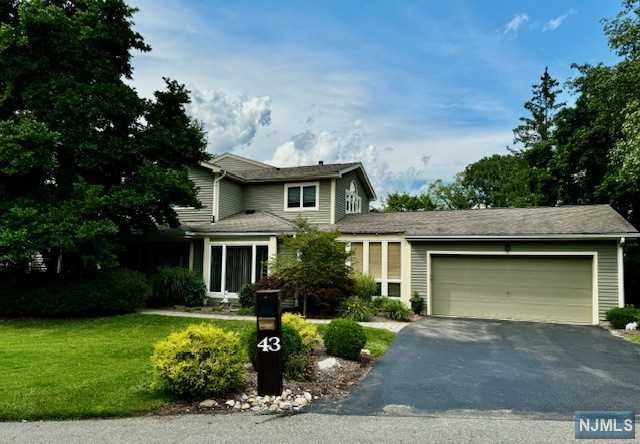 Stone Row Ln, Oak Ridge, NJ 07438