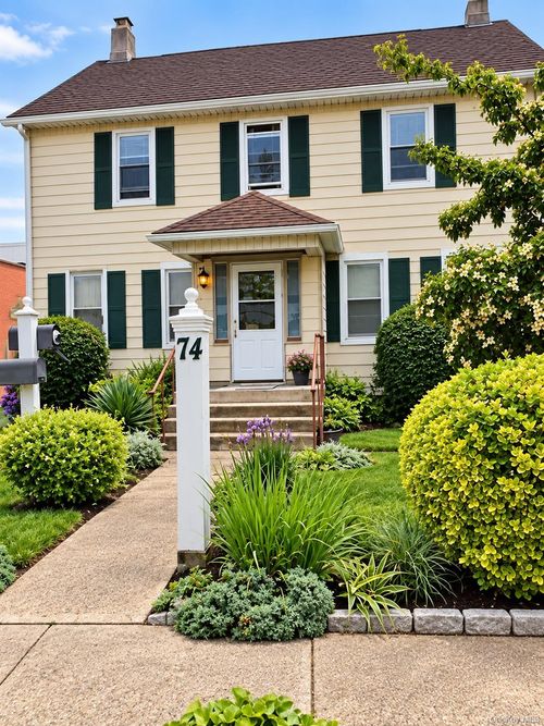 74 W Hoffman Ave, Lindenhurst, NY, 11757-4055 | Card Image