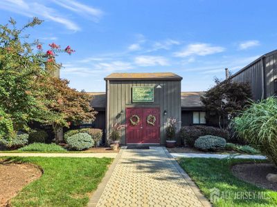 386 Westgate Drive, Townhouse with 2 bedrooms, 2 bathrooms and null parking in Edison NJ | Image 3