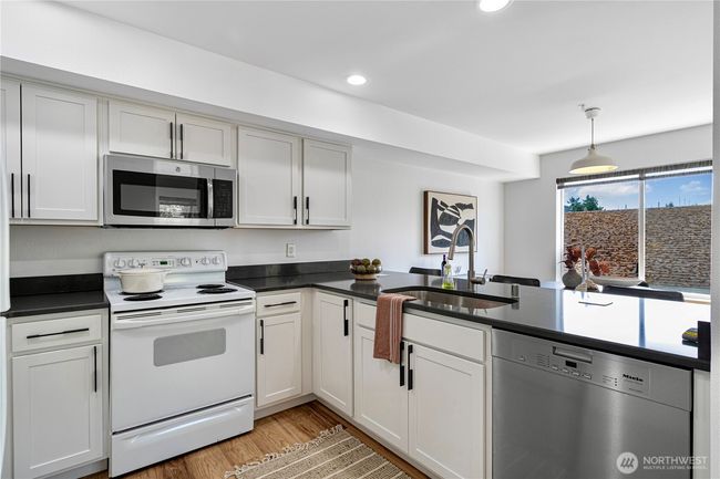 APT-302 - 9222 Roosevelt Way Ne, Condo with 2 bedrooms, 2 bathrooms and 1 parking in Seattle WA | Image 12