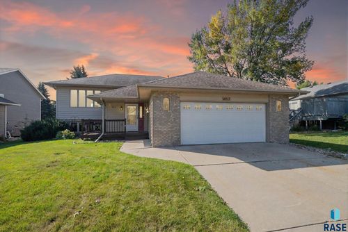 4913 E 33rd St Street, Sioux Falls, SD, 57110 | Card Image