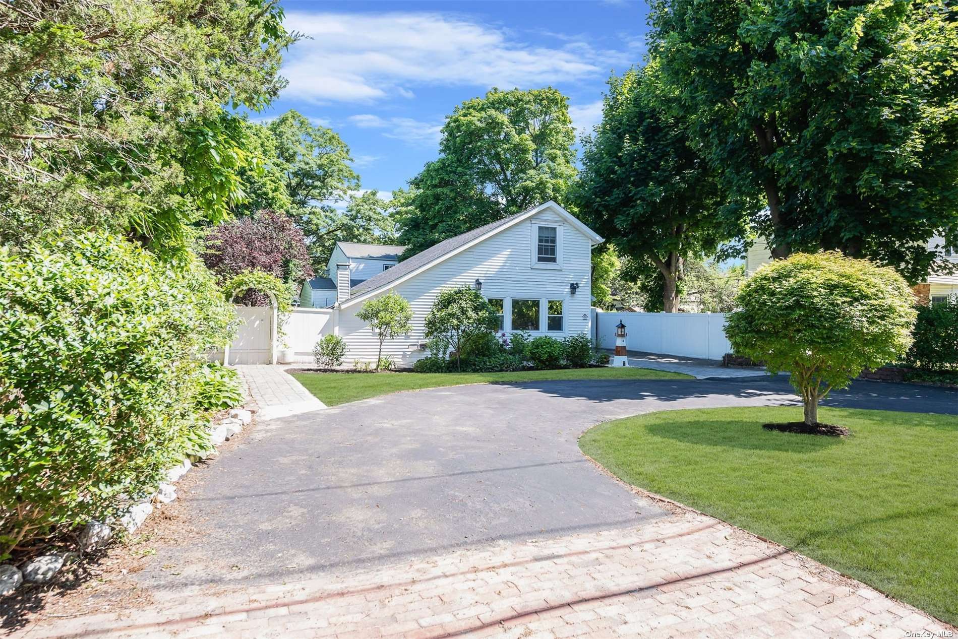 Cass St, Dix Hills, NY 11746