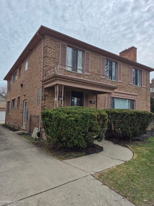 832 Harcourt Rd, Grosse Pointe Park, MI, 48230-1834 | Card Image