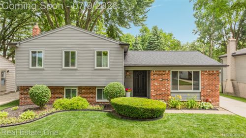42118 Villanova Dr, Sterling Heights, MI, 48313-2972 | Card Image