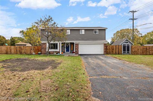 2606 Caterham Dr, Waterford Twp, MI, 48329-2609 | Card Image