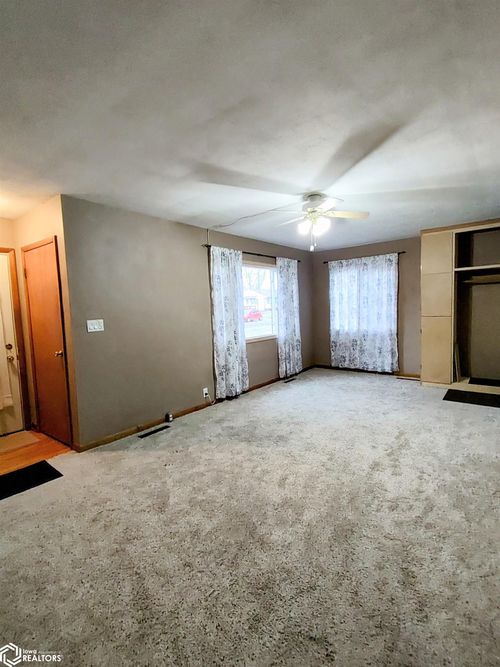 1605 Elder Dr, Marshalltown, IA, 50158-3143 | Card Image