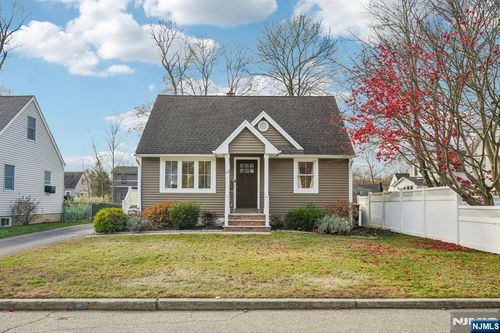 17 Walnut St, Bloomingdale, NJ, 07403-1818 | Card Image