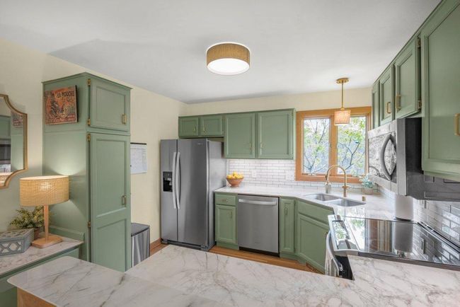 7470 Canyon Curv, House other with 4 bedrooms, 3 bathrooms and null parking in Chanhassen MN | Image 7