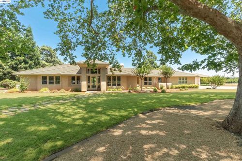 10055 Justamere Ln, Elk Grove, CA, 95624-9605 | Card Image