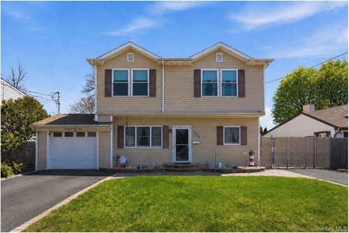 1433 Manatuck Blvd, Bay Shore, NY, 11706-4919 | Card Image