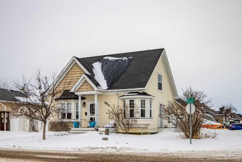 {{alt}} | Card Image