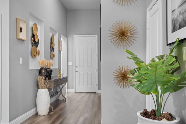 Open and airy foyer! | Image 6