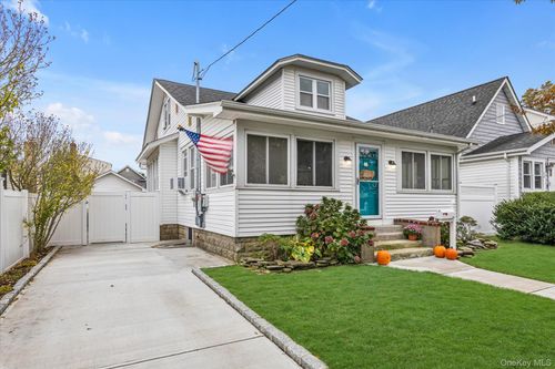 1894 Commonwealth Ave, Merrick, NY, 11566-3526 | Card Image