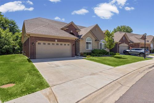 30289 Berghway Trl, Warren, MI, 48092-6330 | Card Image