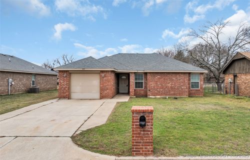 715 Geronimo Ln, Pauls Valley, OK, 73075-6448 | Card Image