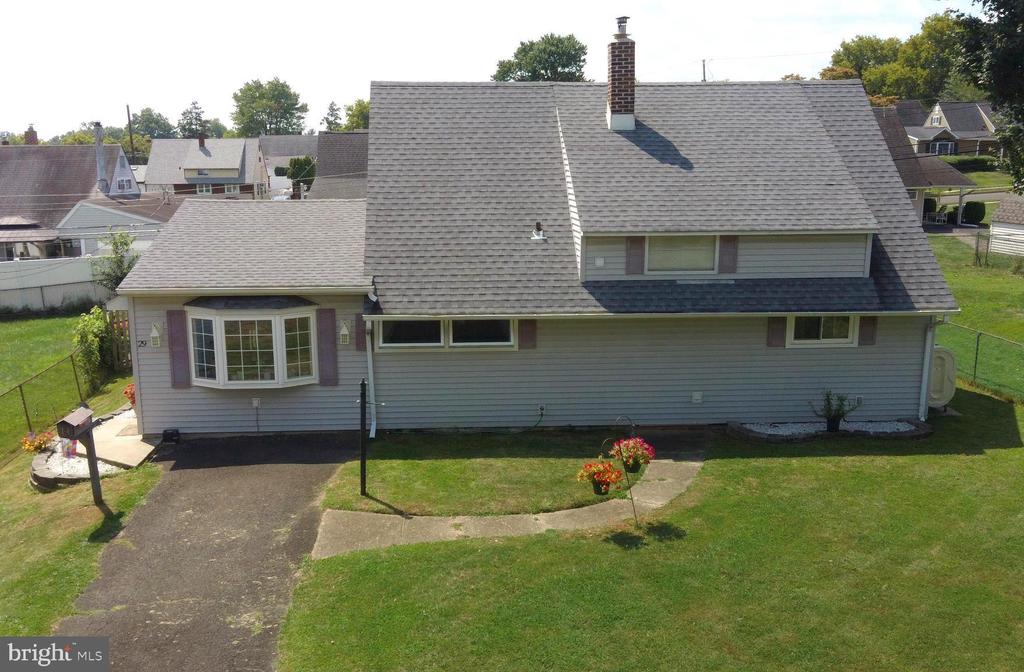 Rainbow Ln, Levittown, PA 19055