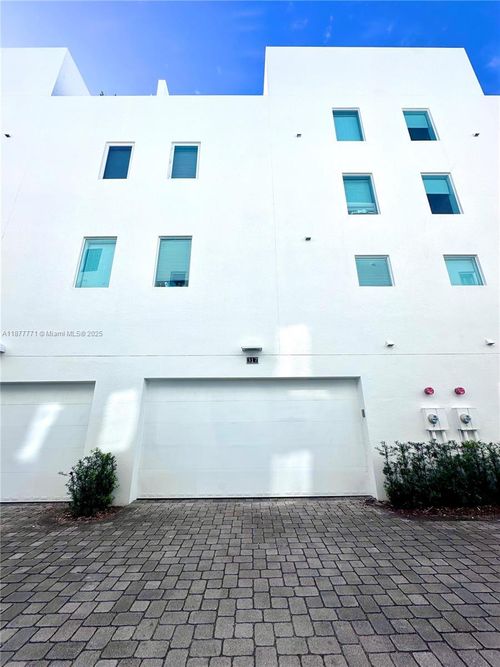 317-317 Ne 7th St, Fort Lauderdale, FL, 33304-2674 | Card Image
