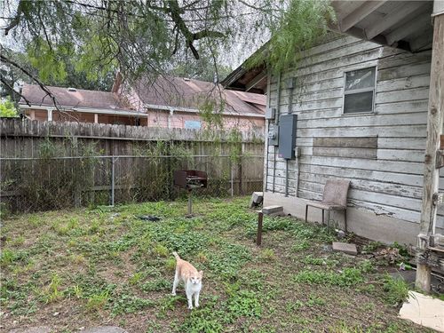 1402 E Kenedy Ave, Kingsville, TX, 78363-6062 | Card Image