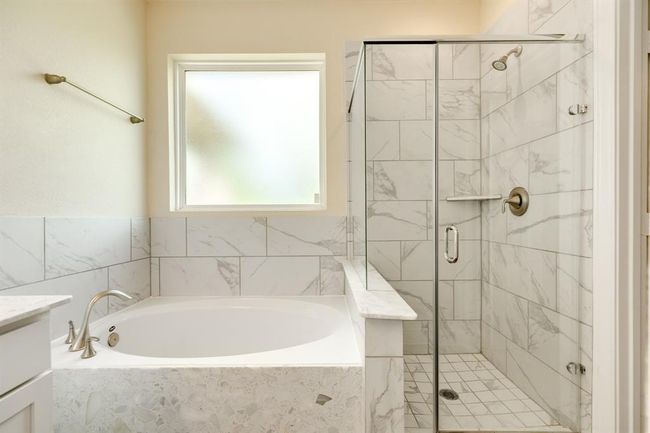 203 Bentwater Ln, House other with 4 bedrooms, 2 bathrooms and 2 parking in Clute TX | Image 20
