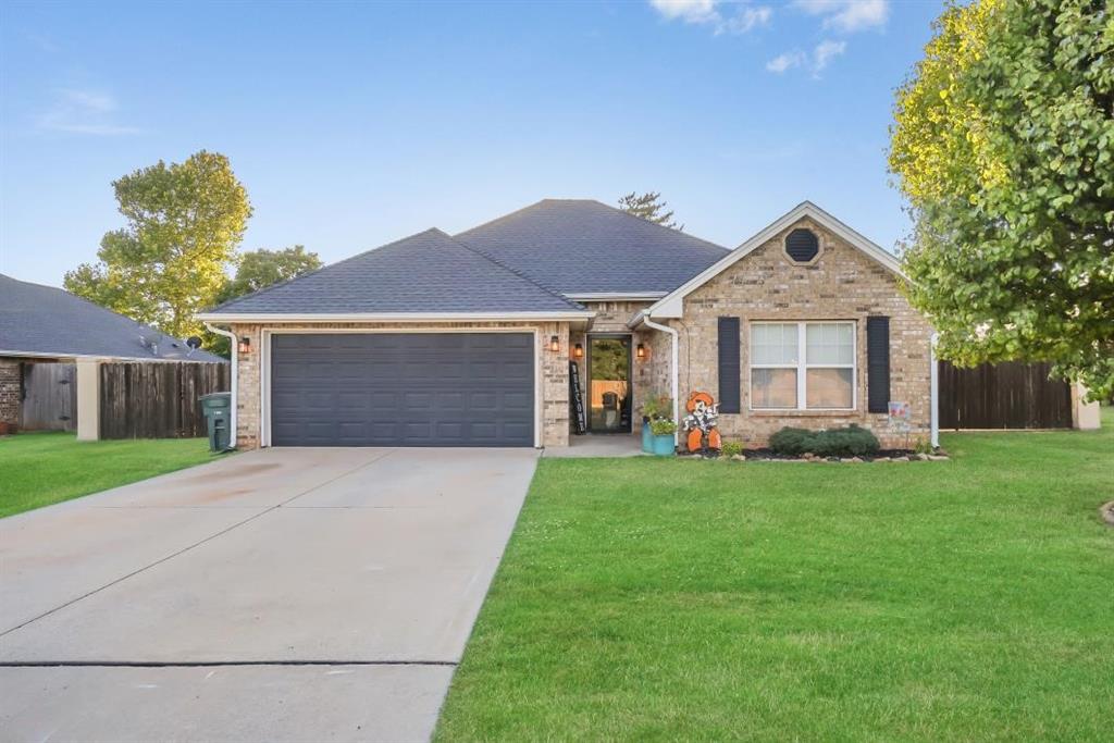 Kelley Dr, Clinton, OK 73601