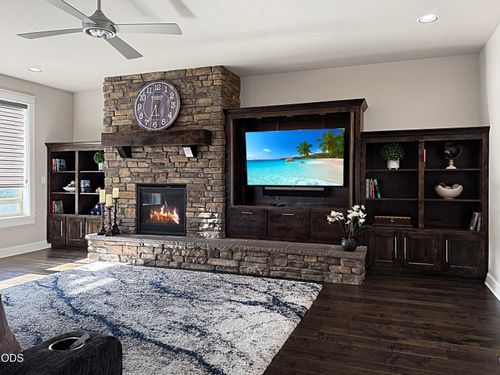 61072 Manhae Loop, Bend, OR, 97702-2640 | Card Image