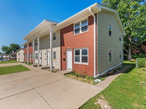 2704 Magnolia Dr, Bettendorf, IA, 52722-2925 | Card Image