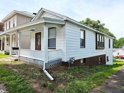 235 S 8th Street, Home with 3 bedrooms, 1 bathrooms and null parking in Burlington IA | Image 3