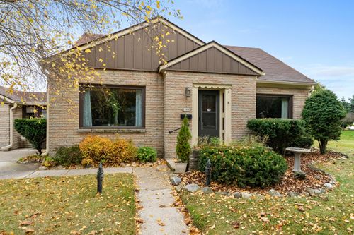 2383 S 18th St, Manitowoc, WI, 54220-6453 | Card Image