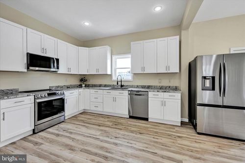 48 N Railroad Ave, FRACKVILLE, PA, 17931-1413 | Card Image