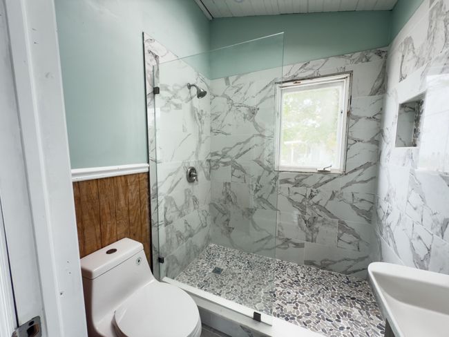 9W Bathroom | Image 16