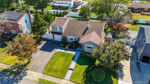 10 Ponder Ln, Deer Park, NY, 11729-6218 | Card Image