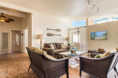 207 Rossmore Dr, Oxnard, CA, 93035-4464 | Card Image