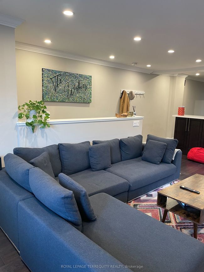 UPPER - 69 Burnaby Blvd, Home with 2 bedrooms, 1 bathrooms and 1 parking in Toronto ON | Image 11