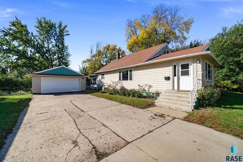 307 W Cedar St Street, Beresford, SD, 57004-1716 | Card Image