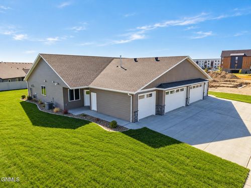 215 Kamrose Dr, Bismarck, ND, 58504-5526 | Card Image