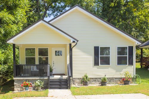 507 W Chestnut St, Dickson, TN, 37055-1729 | Card Image