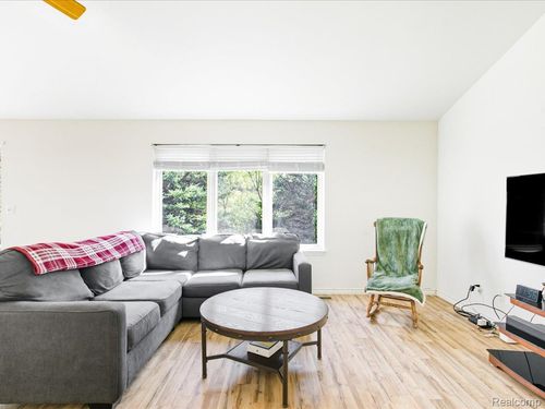 592 Snowbird Cir E, Saint Clair, MI, 48079-5582 | Card Image