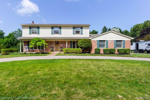 671 Bridgestone Dr, Rochester Hills, MI, 48309-1615 | Card Image