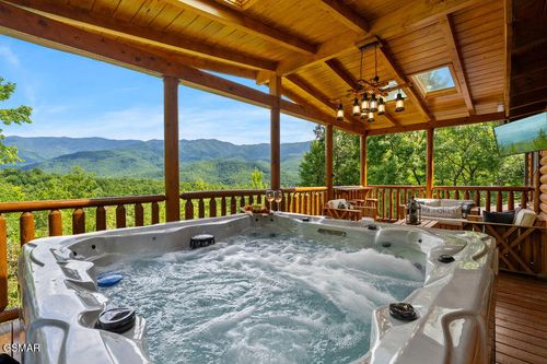 556 Thissa Way, Gatlinburg, TN, 37738-6442 | Card Image